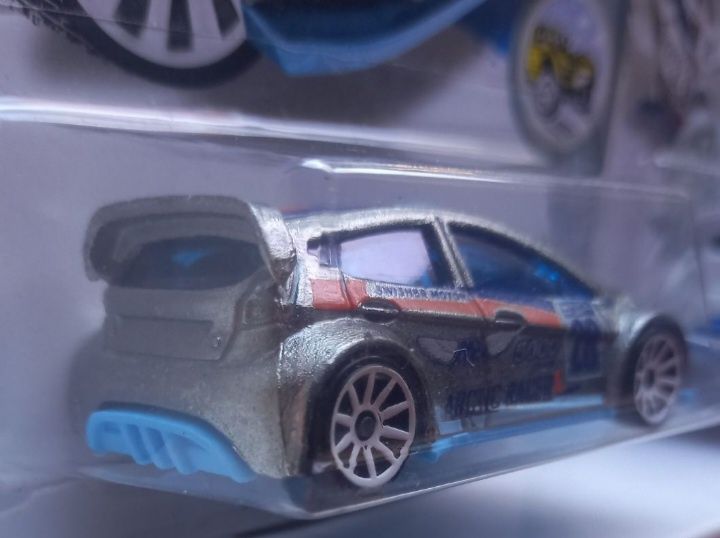 Conjunto 2 - ford fiesta hot wheels