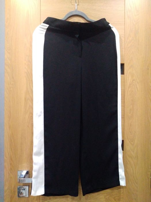 Fajne spodnie z szeroką nogawka New Look rozm S