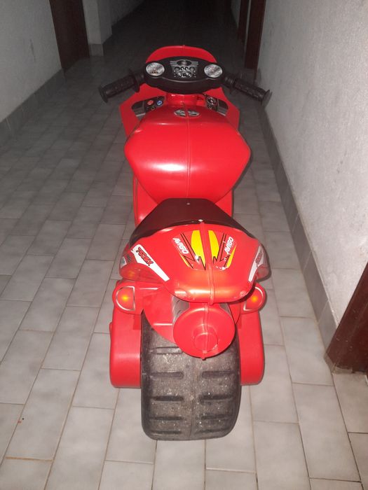 Mota vermelha de criança
