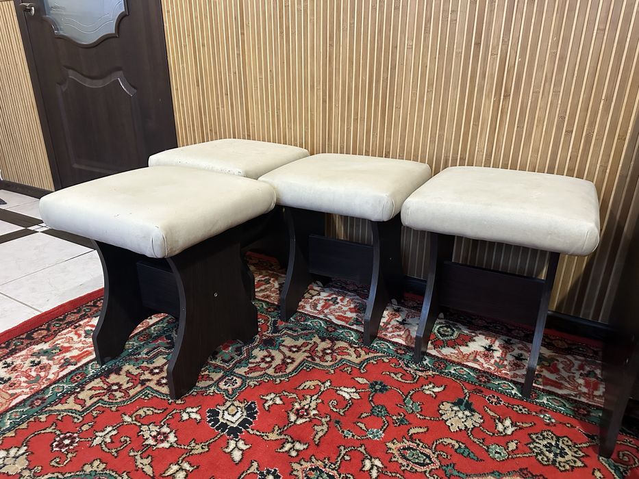 Різні стільці офісні , кухонні та шкільні