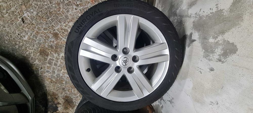 Jantes originais Toyota  com pneus uniroyal