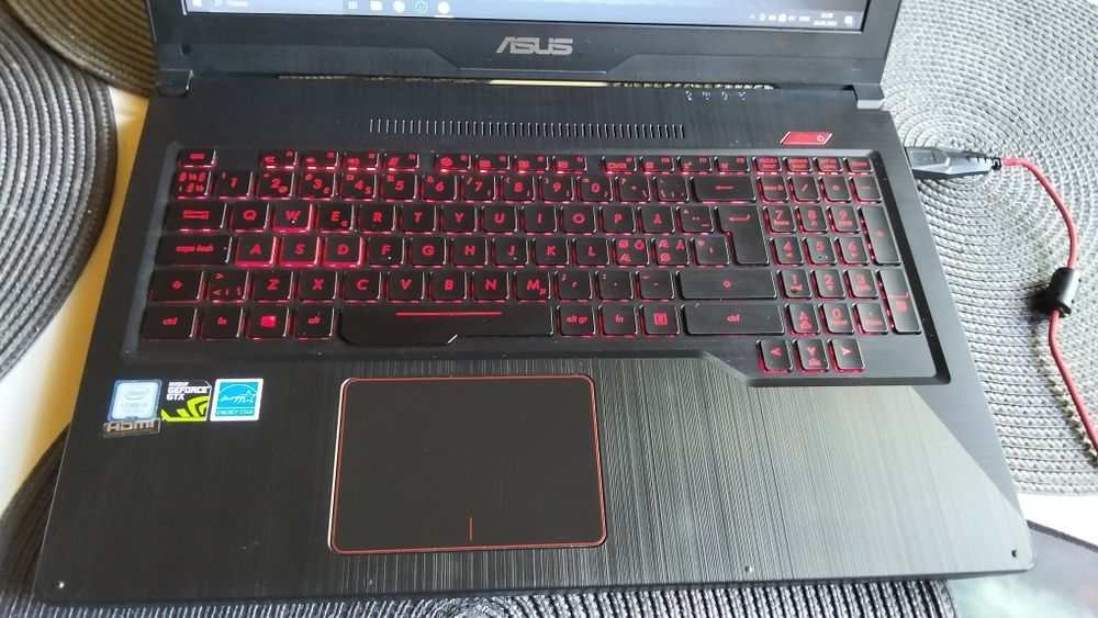 Asus FX 503 v laptop.wyświetlacz nie я działa. To stare zdjęcia