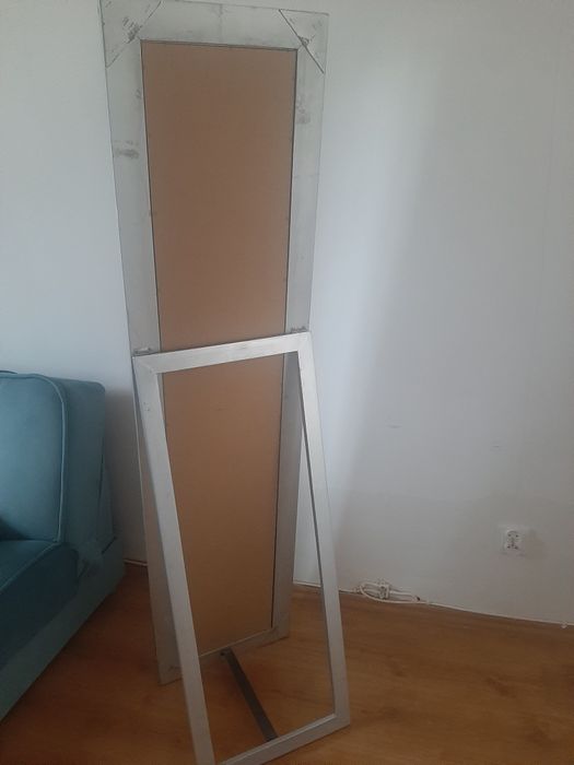 Lustro stojące w ozdobnej ramie