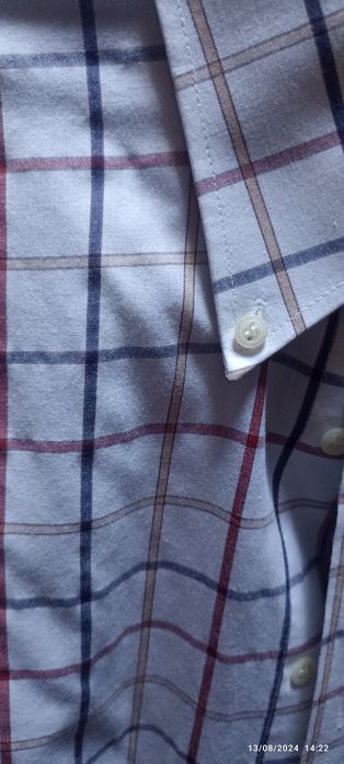 Camisa branca, de manga curta, risca fina em azul e encarnado