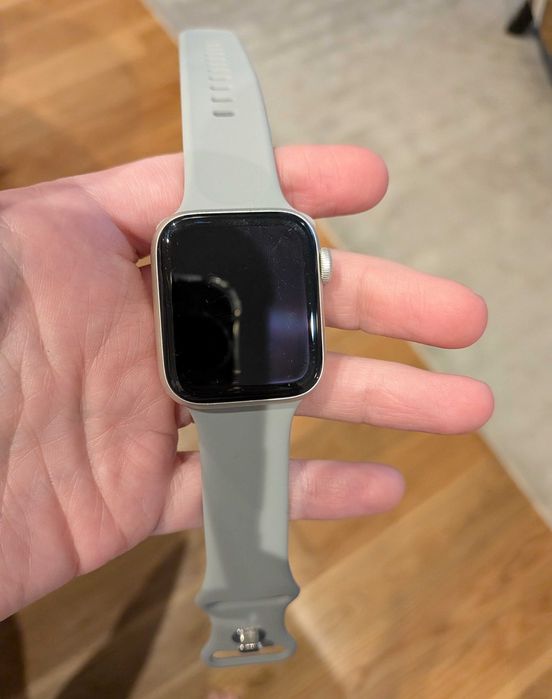 Apple Watch SE (2ª Geração) – 40 mm – Starlight Aluminium | Como Novo