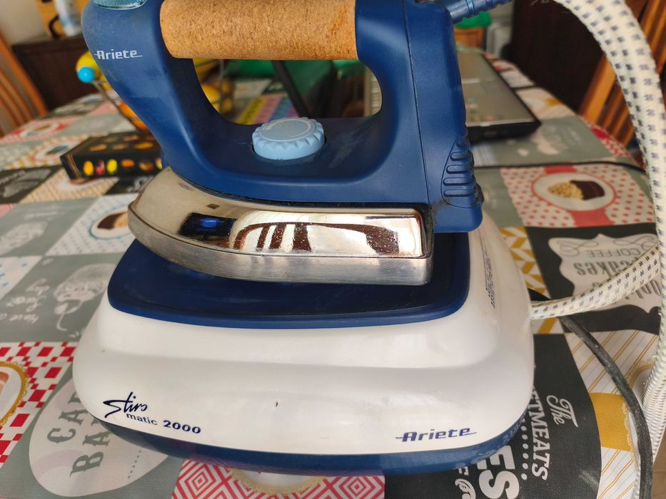 Vendo Ferro de engomar com caldeira Aríete 2000 Azul