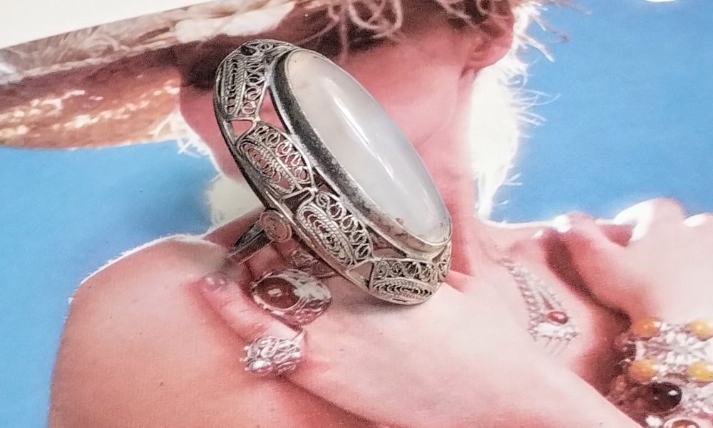 Gigantyczny srebrny pierścionek Imago Artis . Kraków. PRL.