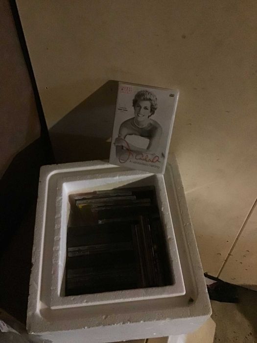 caixa com dvds e cds diversos
