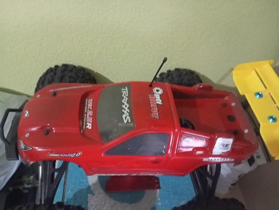 Traxxax revo muito bem estimado  completo com comando
