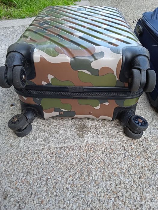 Malas  de viagem como novas com 55 40 20 cm  impecáveis 20€ uma 30€ as duas .