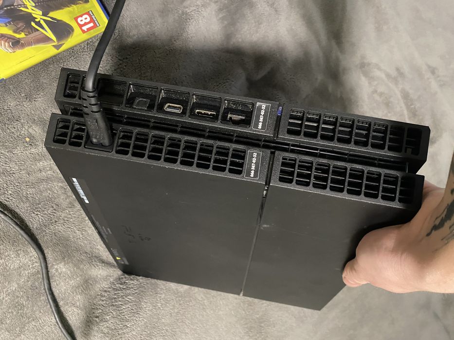 Продаю SONY PS 4