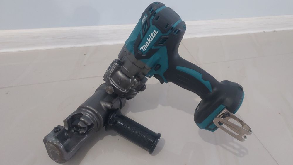 Аккумуляторный резак для резки шпилек Makita DSC121