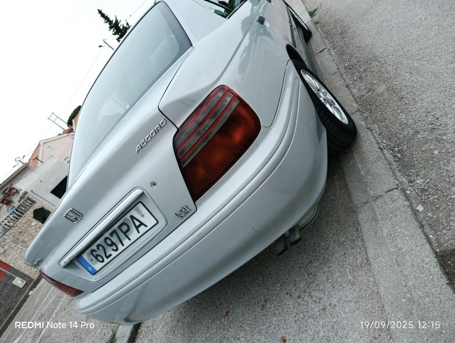 Accord 2001 com 180m km carro muito bom