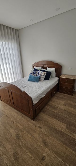 Cama de Casal em Madeira c/ 4 Gavetas + Mesa de Cabeceira