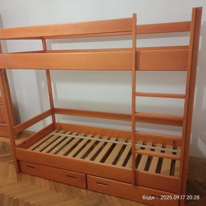 Двоярусне дерев'яне ліжко.