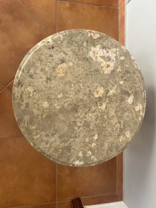 Mesa de apoio de tampo em mármore