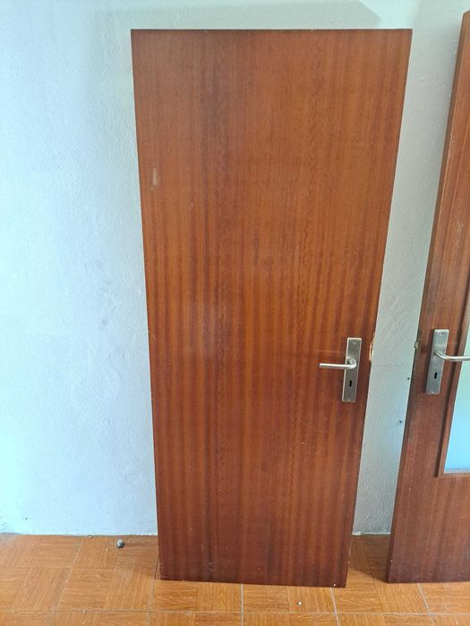 4 Portas de madeira maciça e vidro