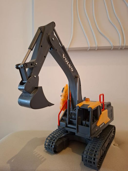 Escavadora Volvo Controlada por Rádio