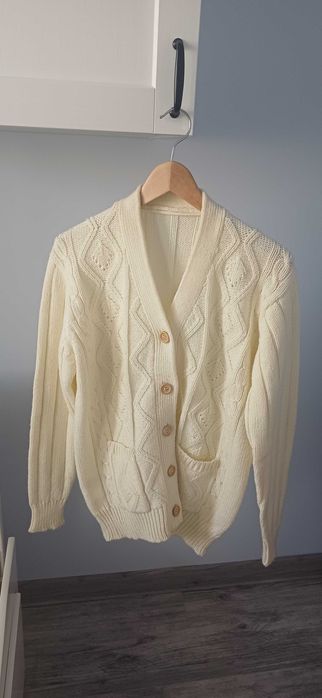 Kremowy rozpinany sweterek na guziki r. L