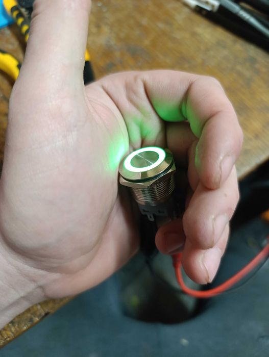 Кнопка з фіксацією 19мм діаметр 12/24v із індикацією роботою (зелений)