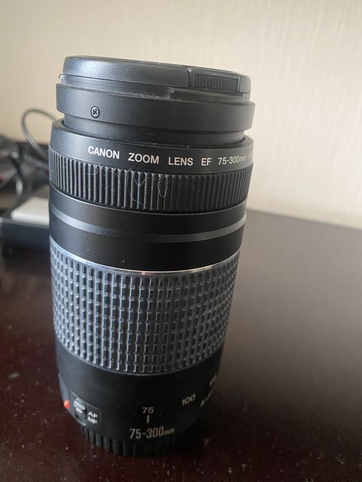 Фотоапарат Canon  D1000