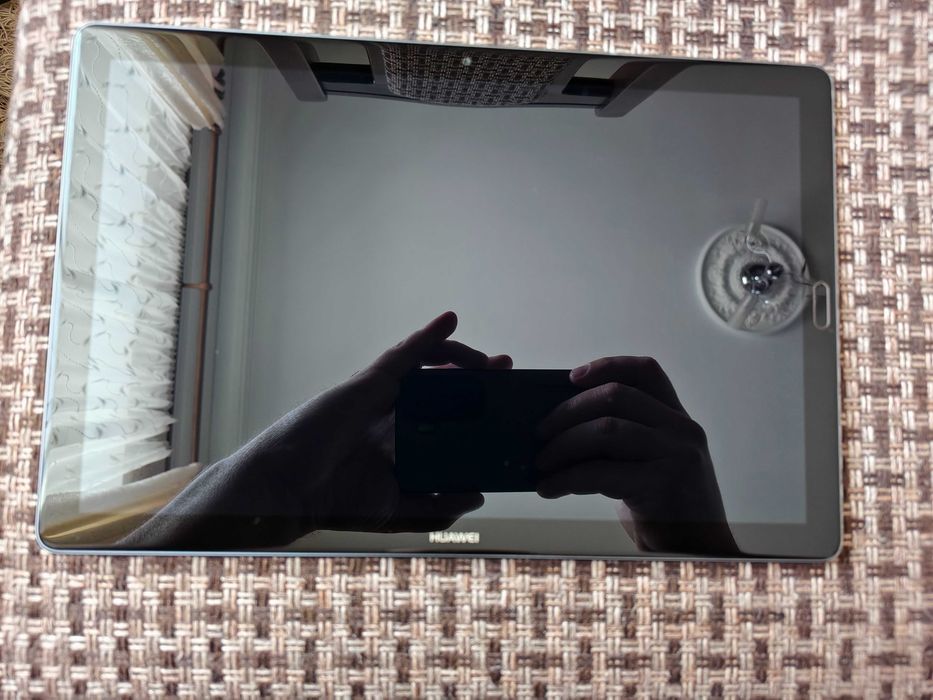 Планшети Huawei MediaPad M5 10.8"(2K, LTE); Samsung Galaxy Tab A (LTE)