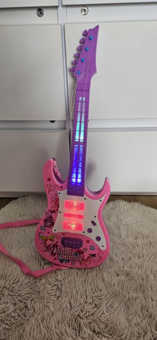 Gitara elektryczna gra swieci muzyka