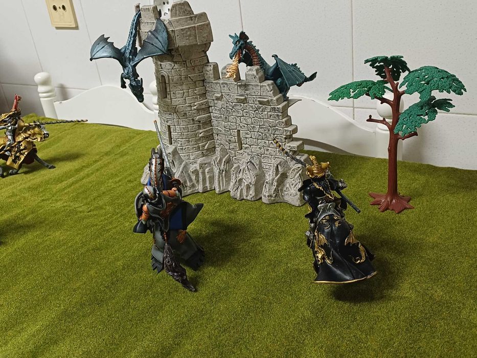 Muralha com 2 dragões  e 4 cavaleiros medievais e árvore