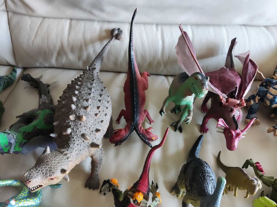 Vários bonecos dinossauros
