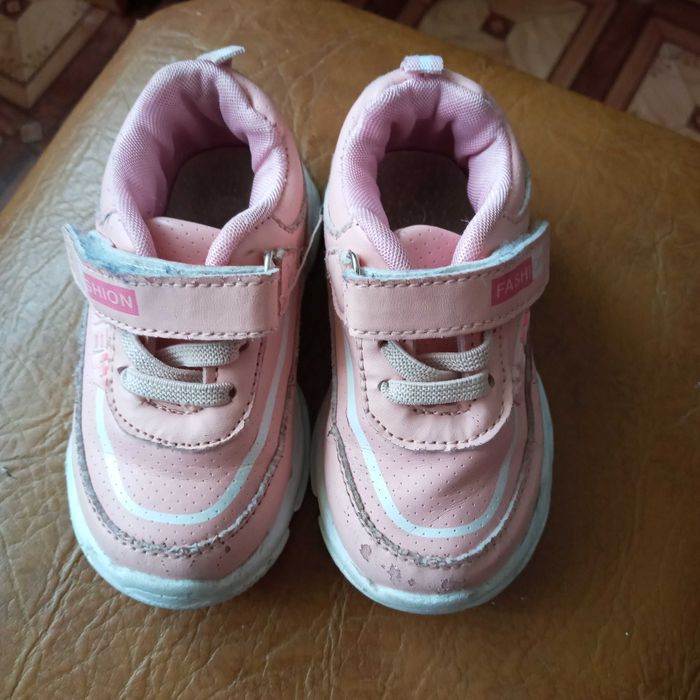 Кросівки,ботинки,туфлі на дівчинку