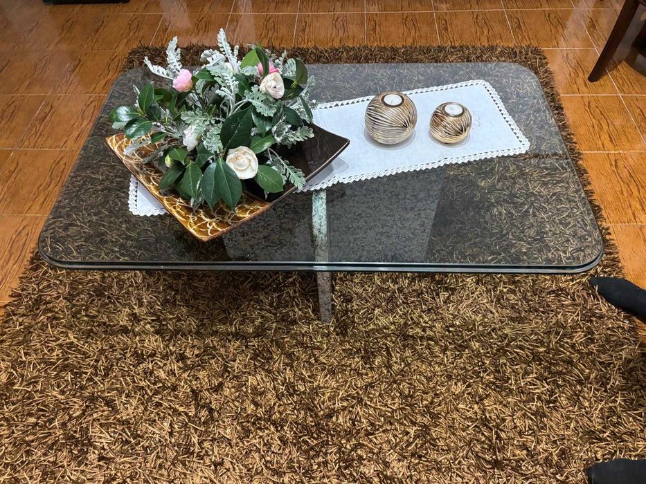 Mesa de centro em vidro e mármore