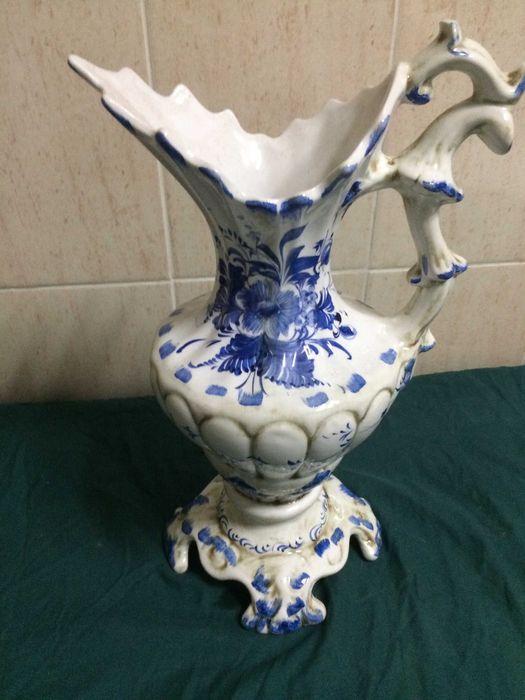 Jarrão Antigo em Faiança Alfalexport pintado à mão  e trabalhado.