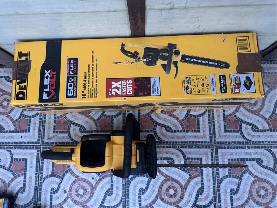 Пила цепочна Dewalt DCCS670B