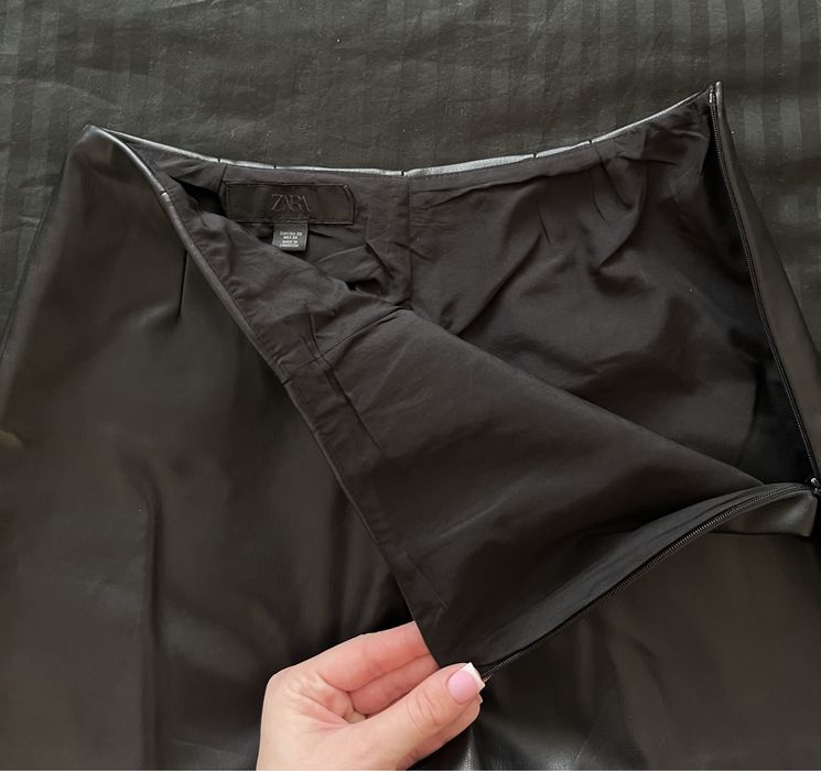 Кожаные шорты бренда ZARA.