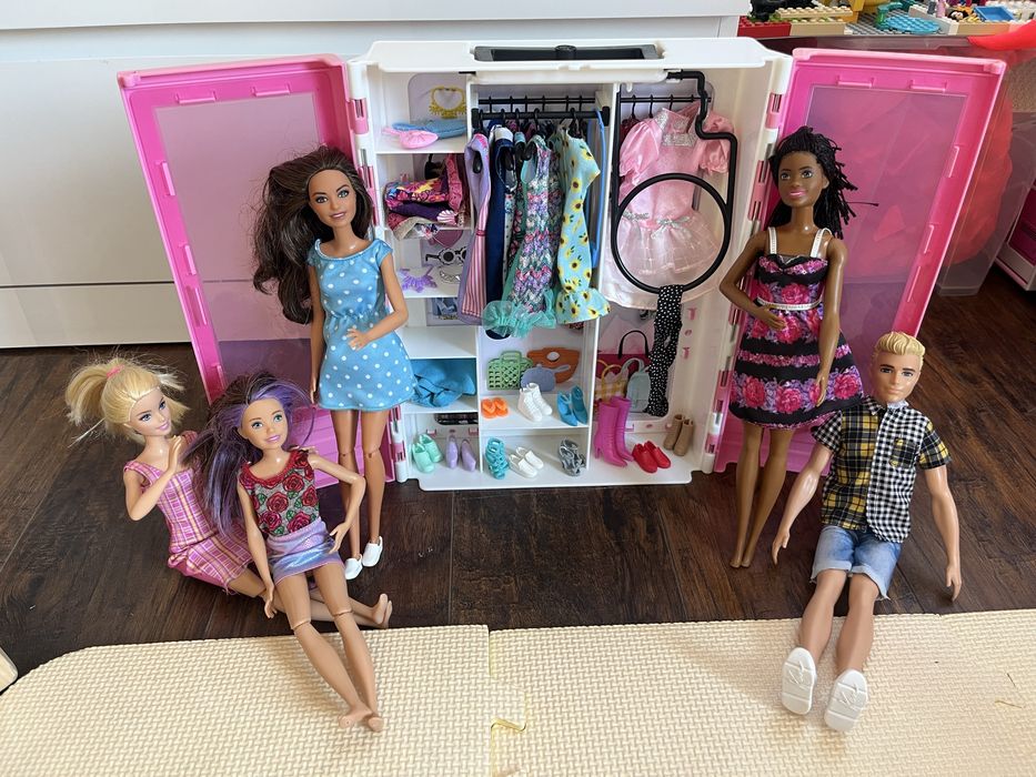 Szafa Barbie z akcesoriami i lalkami Barbie