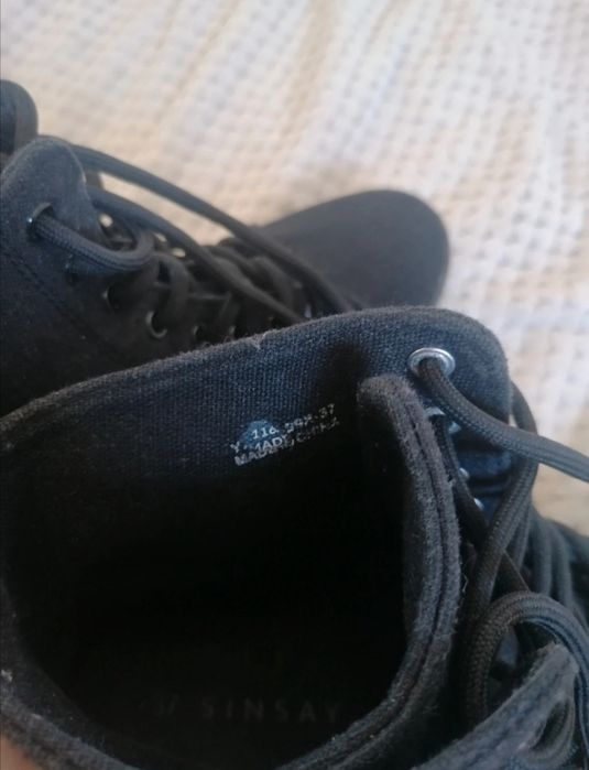 Sznurowane botki na obcasie