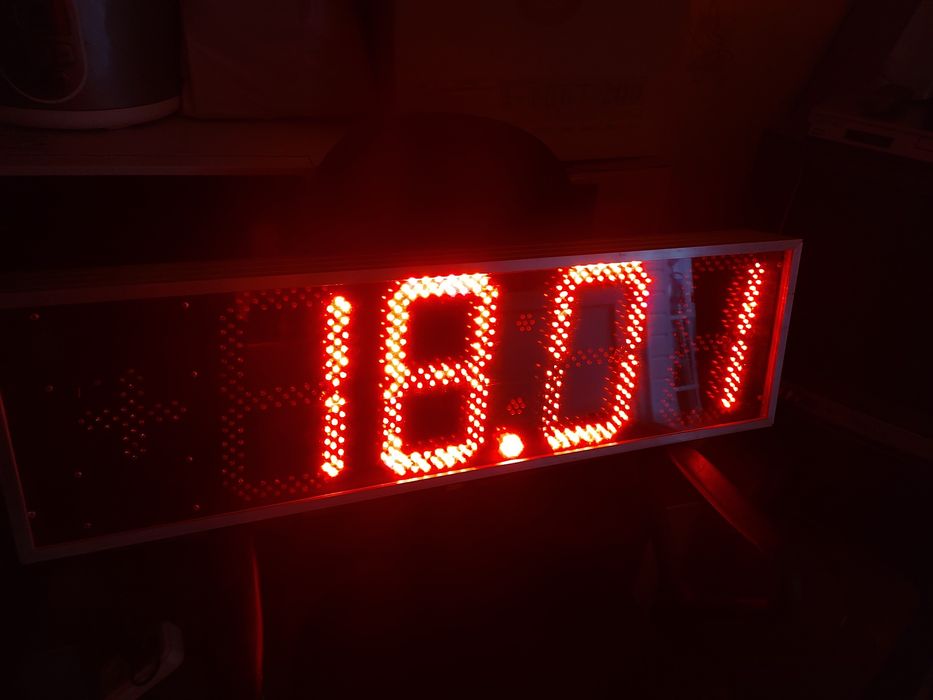 Часы светодиодные уличные красные 210мм цифра