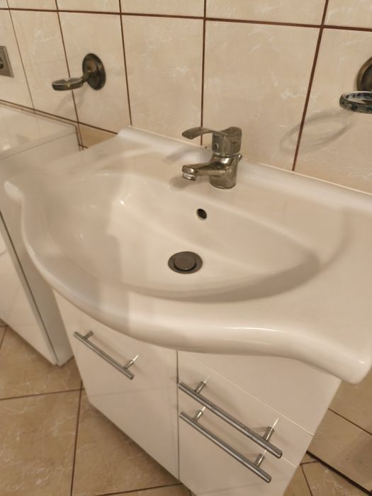 Mebelki do łazienki plus duża  umywalka lustro bateria