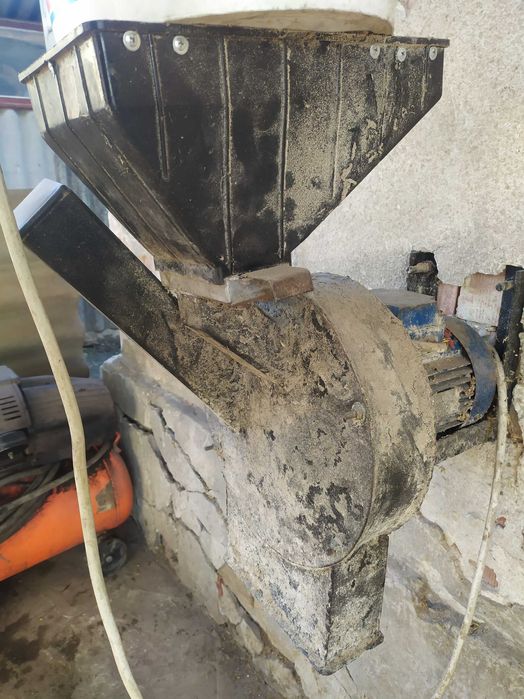 Дробілка для зерна з електро мотором на 3 фази 1.7кв.