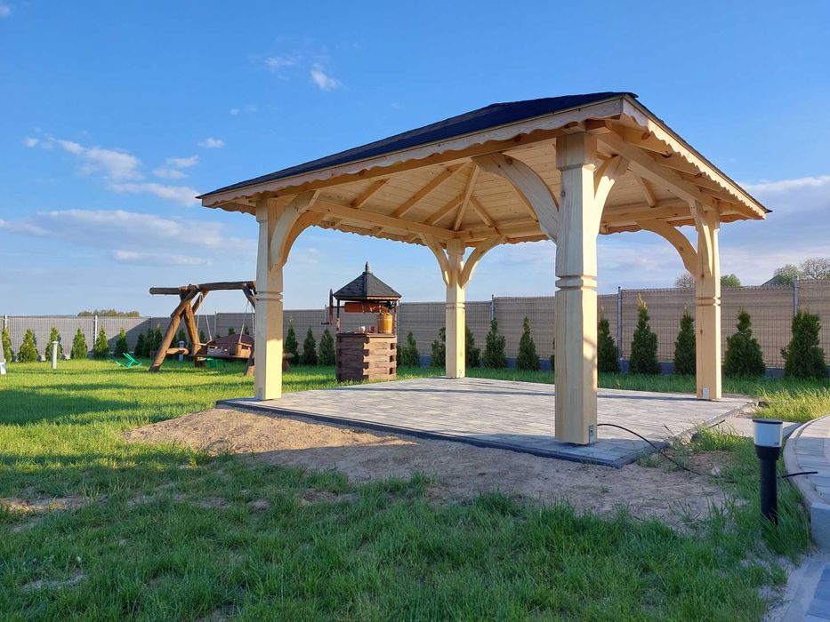 Altanka na masywnych rzeźbionych słupach Altanki Wiaty Altana Altany
