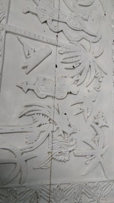 Arca em madeira trabalhada antiga