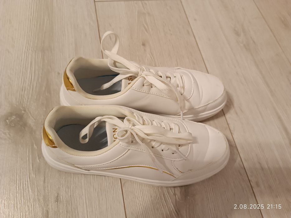 Białe trampki sneakersy ze złotymi elementami sznurowane 38