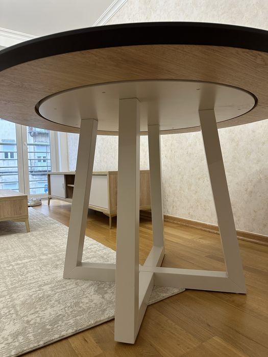 Mesa de Jantar Redonda de Carvalho Antarte - Moderna e Elegante