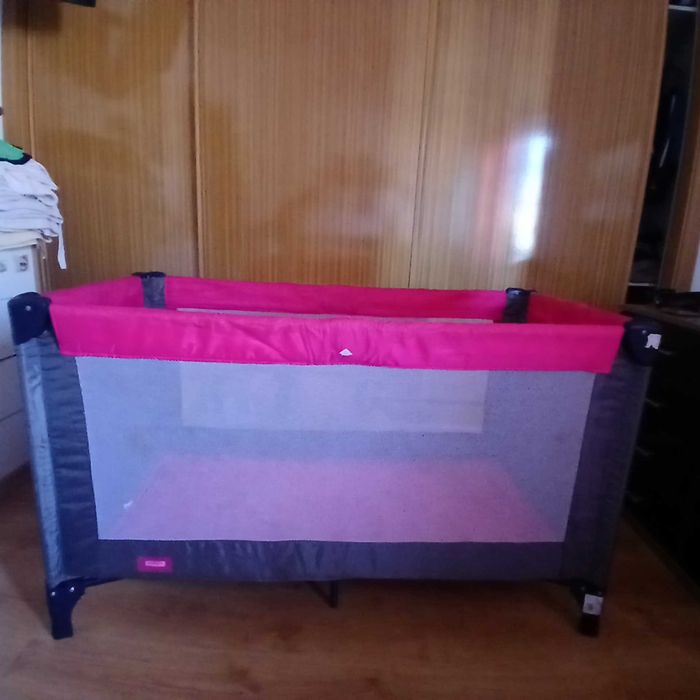 Vende -se cama de viagem de bebé para menina cinzento e rosa