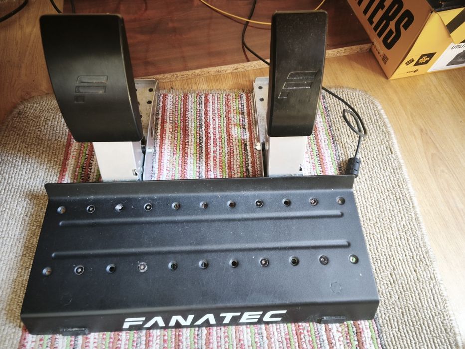 Fanatec McLaren GT3 V2 QR2 + direct drive (5nm) + pedais. Todos com uso mas em pleno funcionamento.