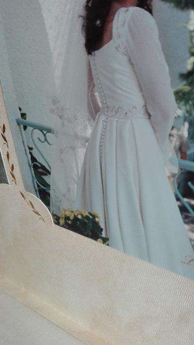 Vestido de noiva e respetivo véu