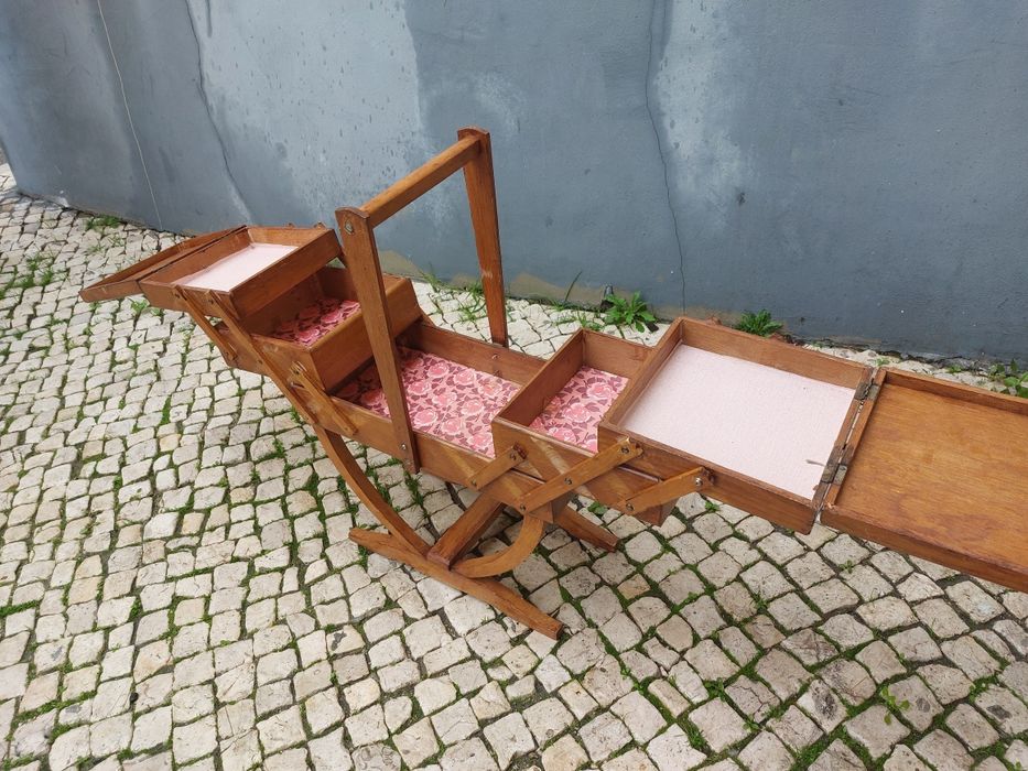 Grande caixa de costura de madeira articulada 

Também conhecida como