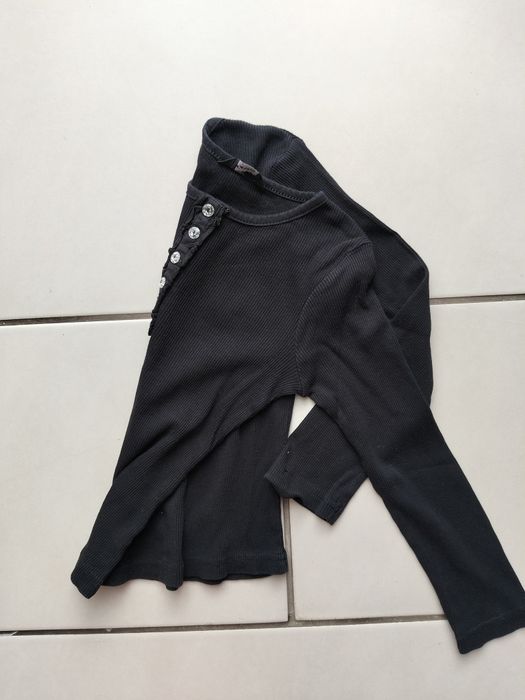 Czarny t-shirt z długim rękawem 110/116