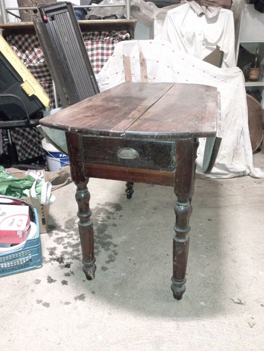 Mesa antiga em madeira de castanho