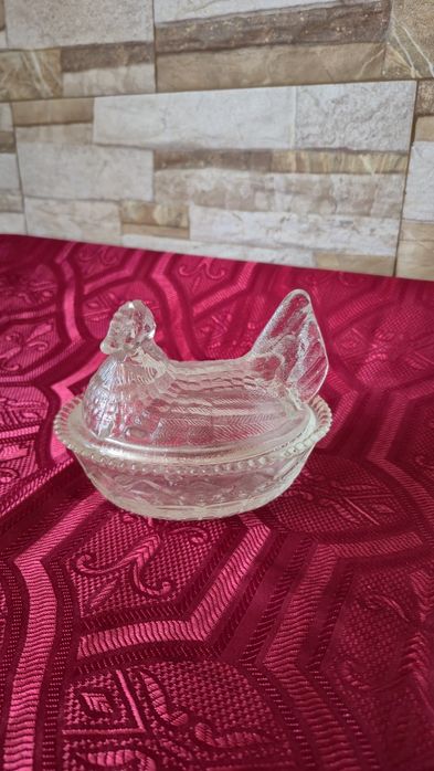 Mała ,szklana kurka bombonierka.